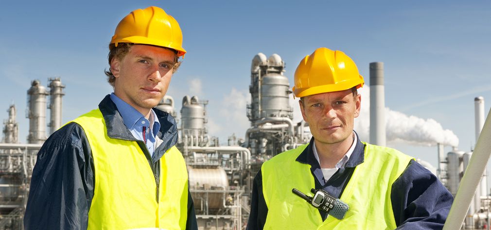Engineer bekijkt technische plannen